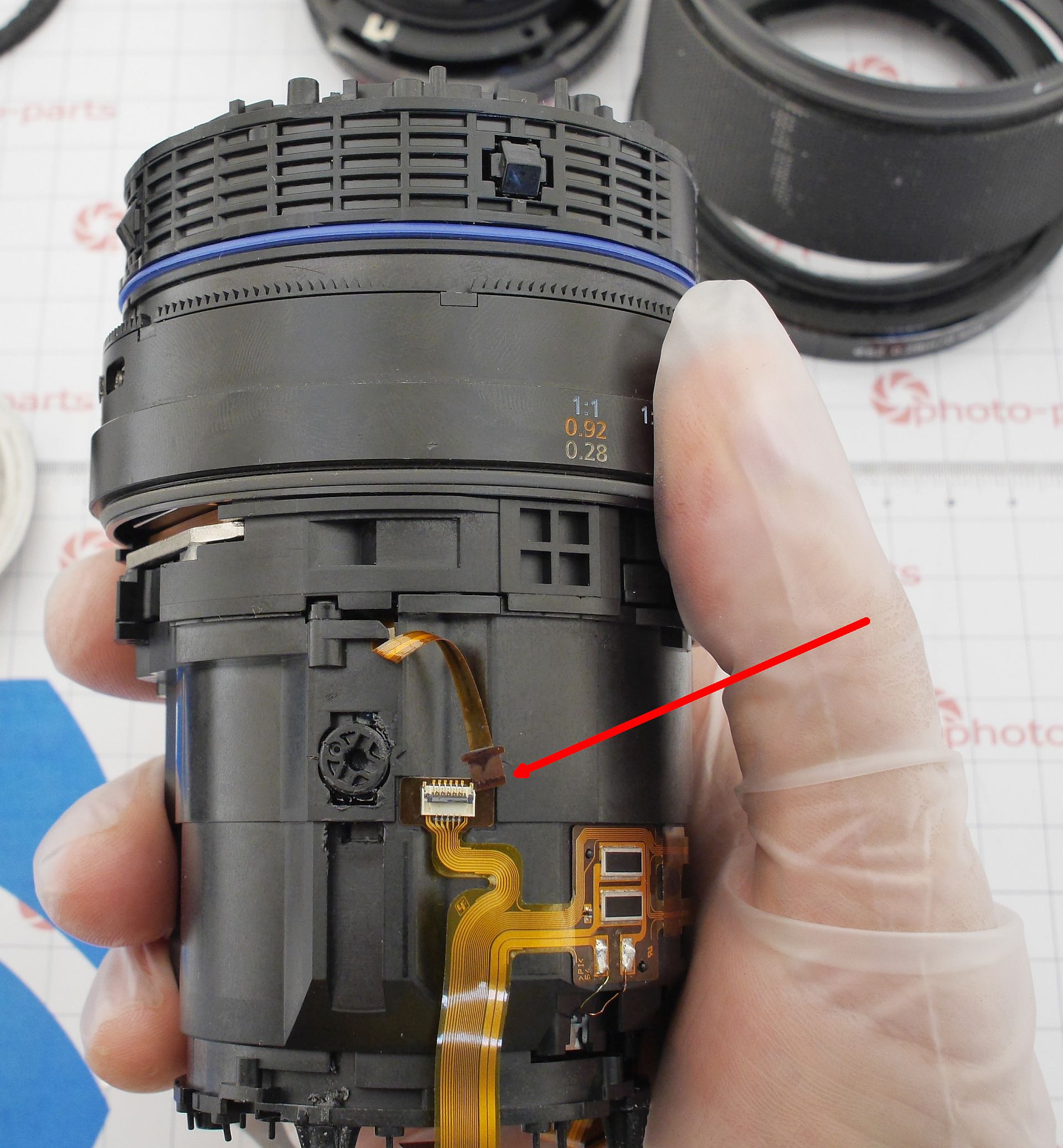 Полная разборка Sony FE 90mm F2.8 G OSS - отключение шлейфов